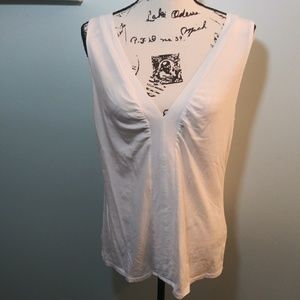 🚨50% OFF🚨New York & Company White Low Vneck Tank